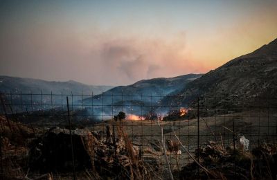 Μάχη με τις φλόγες σε όλη την Ελλάδα: Νεκροί τρεις πυροσβέστες