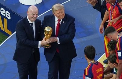 Equipe: Πρωτοσέλιδο με Infantino-Trump, μουντιάλ και χαρτονομίσματα