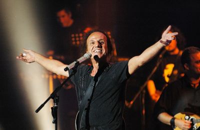 Με λόγια σεβασμού και ανθρωπιάς, ο δημοφιλής καλλιτέχνης ζήτησε να σβήσουν τα καπνογόνα, στέλνοντας ισχυρό μήνυμα ευθύνης.