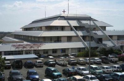 Οι τέσσερις εργαζόμενοι απεγκλωβίστηκαν από την Πυροσβεστική μετά την ανατροπή του βαρέος οχήματος στη Μαραθούντα.
