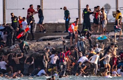Θύελλα στη Θέουτα με χιλιάδες μετανάστες