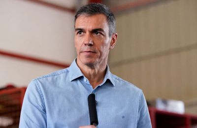 Χιλιάδες μετανάστες στη Θέουτα και ο Σάντσεθ ανεβάζει τραγούδια