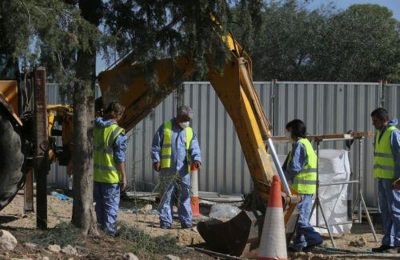 Εκταφές αγνοουμένων στο βομβαρδισμένο το 1974 Νοσοκομείο Αθαλάσσας