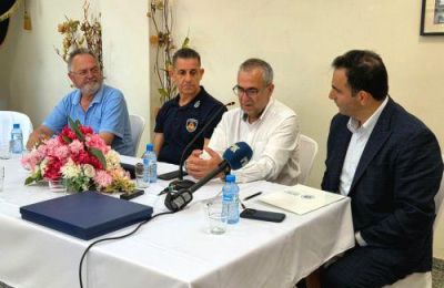 Η άμεση επέμβαση της γυναίκας απέτρεψε την εξάπλωση της πυρκαγιάς, ενώ οι φωτογραφίες του οχήματος βρίσκονται στα χέρια της Αστυνομίας.