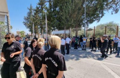 Η συντεχνία κάνει λόγο για πλήγμα στη συνδικαλιστική ελευθερία και εκφράζει αλληλεγγύη στον απολυμένο εργαζόμενο.