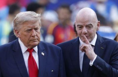 Ο πρόεδρος της FIFA, Τζιάνι Ινφαντίνο, παραδίδει στον Πρόεδρο Ντόναλντ Τραμπ τη νέα επίσημη μπάλα του Παγκοσμίου Κυπέλλου Συλλόγων της FIFA.