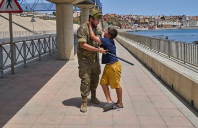 Τα δάκρυα ενός 12χρονου συγκλονίζουν στη Θέουτα (ΒΙΝΤΕΟ & ΦΩΤΟΣ)