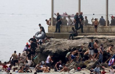 Οι Υπουργοί Εσωτερικών της ΕΕ εξέφρασαν στήριξη στη Μαδρίτη, ενώ η Γαλλία ενισχύει τους ελέγχους στα σύνορα με την Ιταλία.
