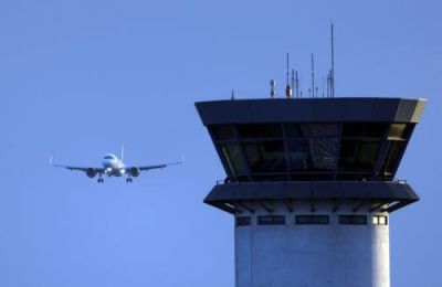 Ρεκόρ πτήσεων, αυξημένη θερινή κίνηση και περιορισμοί στη χωρητικότητα των κέντρων ελέγχου προκαλούν αλυσιδωτές καθυστερήσεις σε αεροδρόμια της Ελλάδας και της Κύπρου.