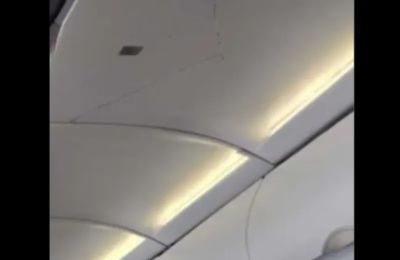 Στιγμές τρόμου έζησαν οι επιβάτες της πτήσης AI2379 της Air India, όταν το αεροσκάφος υπέστη απότομη βουτιά λόγω έντονων αναταράξεων