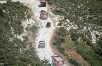 Πυρκαγιά στη Λευκωσία με ζημιές σε 2 οχήματα- Πιθανή αιτία αποτσίγαρο