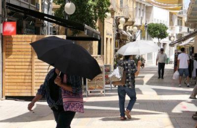 Η ζέστη επιμένει, με τον υδράργυρο να αγγίζει τους 40 βαθμούς και τις Αρχές να καλούν το κοινό σε αυξημένη προσοχή.