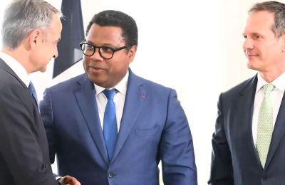 Ο πρόεδρος της Meridiam, Τιερύ Ντιό κατά την συνάντηση του με τον πρωθυπουργό Κυρίακο Μητσοτάκη στο Μέγαρο Μαξίμου. 