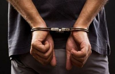 Οι Αρχές διερευνούν 20 υποθέσεις στη Λεμεσό και τη Λευκωσία, με τον ύποπτο να φέρεται ότι εξαπατούσε πολίτες μέσω εισαγωγών οχημάτων.