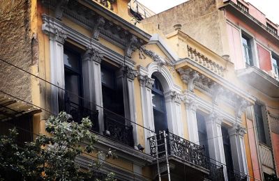 Η κατηγορούμενη αναμένεται να οδηγηθεί στις ελληνικές Αρχές, ενώ η υπόθεση του φονικού εμπρησμού επανέρχεται στο προσκήνιο.