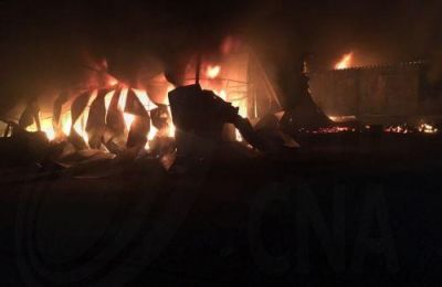 Η φωτιά εκδηλώθηκε σε στηθαίο στον εξωτερικό χώρο του υποστατικού, ενώ τα αίτια διερευνώνται από Πυροσβεστική και Αστυνομία.