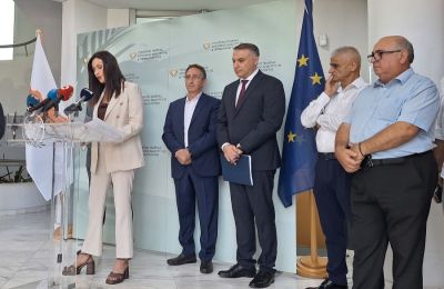 Δεκατρία λεπτά επαίνων στον εαυτό της και στο υπουργείο της