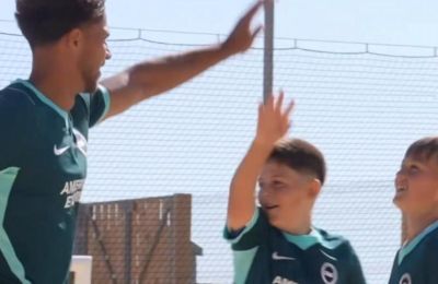 Κωστούλας και Τζίμας έπαιξαν με μικρούς φίλους της Μπράιτον