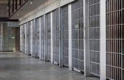 Η συντεχνία προειδοποιεί ότι οι συνθήκες θέτουν σε κίνδυνο προσωπικό και κρατούμενους, κάνοντας λόγο για συνεχιζόμενες καθυστερήσεις στις λύσεις.