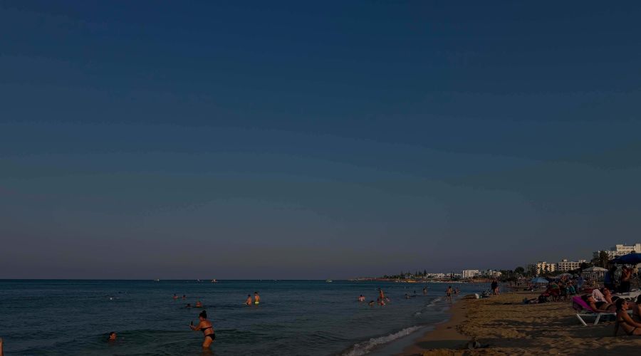 Άδειες οι παραλίες του Πρωταρά λίγες μέρες πριν τον Δεκαπενταύγουστο
