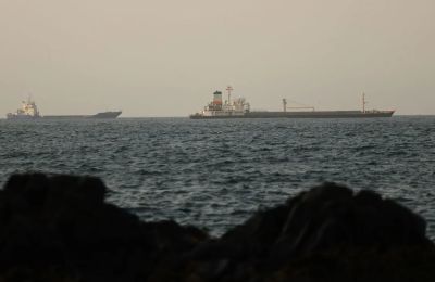Η τύχη της κρίσιμης θαλάσσιας αρτηρίας μπορεί να επηρεάσει τις ισορροπίες στη Μέση Ανατολή και τις τιμές του πετρελαίου.