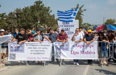 Με πανό και συνθήματα οι διαμαρτυρόμενοι εξέφρασαν την αντίθεσή τους στη νέα στρατιωτική υποδομή στο Ακρωτήρι.