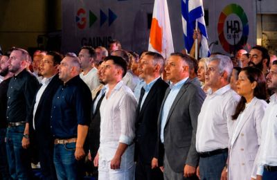 Επικριτές κάνουν λόγο για ασέβεια προς τον συμβολισμό της εκδήλωσης, ενώ η συζήτηση μεταφέρθηκε στα μέσα κοινωνικής δικτύωσης.