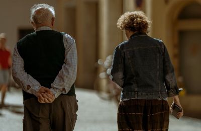 Οι συνήθειες που υιοθετούμε από την ηλικία των 40 έως τα 60 μπορούν να επηρεάσουν σημαντικά τη διάρκεια και την ποιότητα της ζωής μας.