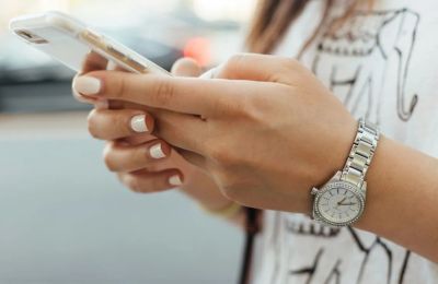 Η Ρις Γουίδερσπουν και η Ντρου Μπάριμορ υιοθετούν το «kinda chic», που προτρέπει τη Gen Z να βλέπει την καθημερινότητα με περισσότερη αυτοπεποίθηση.