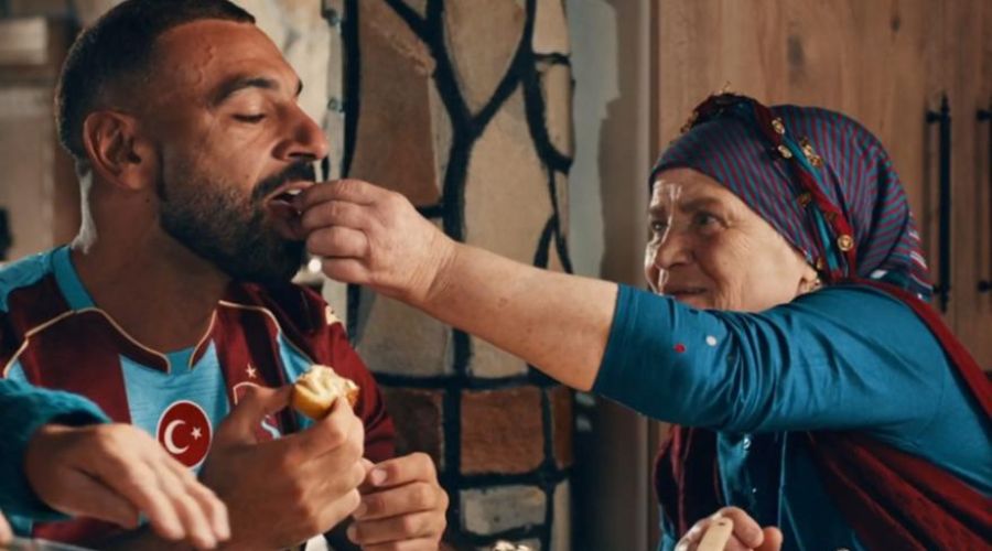 Γιαγιάδες ταΐζουν στο στόμα τον Σαλάχ και τον καλωσορίζουν... (vid)