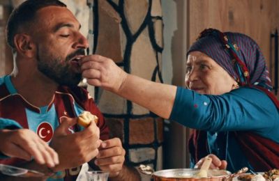 Γιαγιάδες ταΐζουν στο στόμα τον Σαλάχ και τον καλωσορίζουν... (vid)