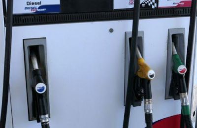 Οι αυξήσεις στις αντλίες περιορίζουν τις μετακινήσεις και οδηγούν περισσότερους καταναλωτές σε μικρότερους ανεφοδιασμούς.