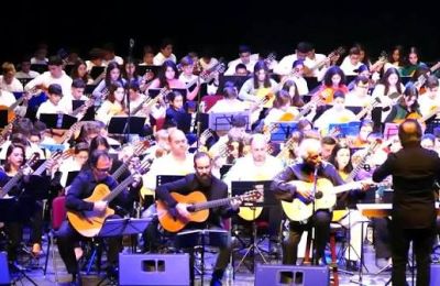 Εκατοντάδες κιθαρίστες από ολόκληρη την Κύπρο ενώνονται σε ένα μοναδικό μουσικό σύνολο.
