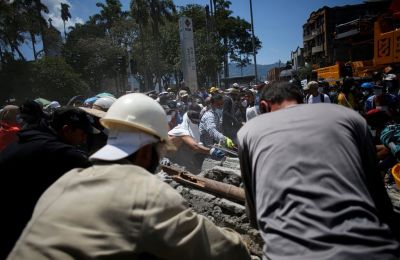 Διασώστες και εθελοντές δίνουν μάχη στα χαλάσματα, αναζητώντας επιζώντες.