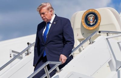 Το Air Force One απογειώθηκε με τους δημοσιογράφους, ενώ ο Τραμπ είχε ήδη μεταφερθεί μυστικά σε άλλο αεροσκάφος.