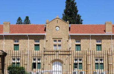 Οι τακτικές ακροάσεις περιορίζονται, όμως τα επείγοντα ζητήματα συνεχίζουν να εξετάζονται.