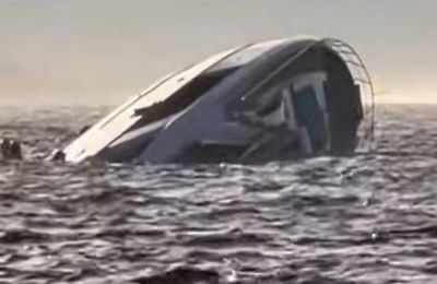Δώδεκα από τους επιβαίνοντες διασώθηκαν από άλλο σκάφος που έπλεε σε κοντινή απόσταη.