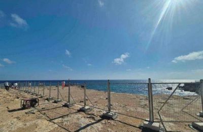 Η τετράτροχη κατέληξε στη θάλασσα, ενώ η οδηγός νοσηλεύεται σε σταθερή κατάσταση.