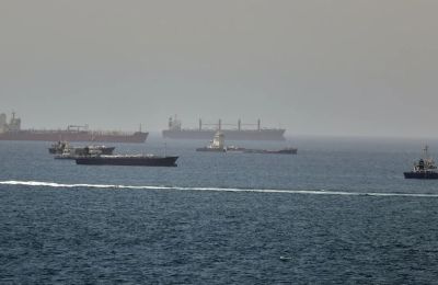 Σκληραίνει η αντιπαράθεση Ουάσιγκτον–Τεχεράνης με φόντο τον στρατηγικό θαλάσσιο διάδρομο.