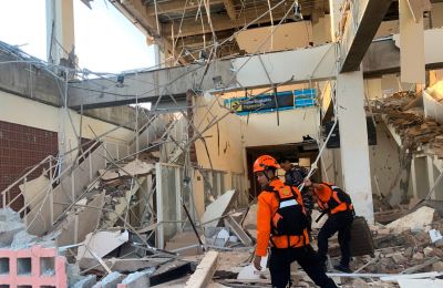Μάχη των διασωστών για εγκλωβισμένους μετά την ισχυρή δόνηση στη Φλόρες.