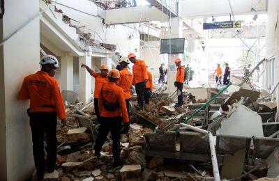 Σε εξέλιξη οι επιχειρήσεις διάσωσης μετά την ισχυρή σεισμική δόνηση στη νήσο Φλόρες.