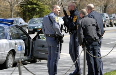 Ισχυρές αστυνομικές δυνάμεις έχουν σπεύσει στο σημείο, ενώ οι έρευνες για τον εντοπισμό των δραστών συνεχίζονται.