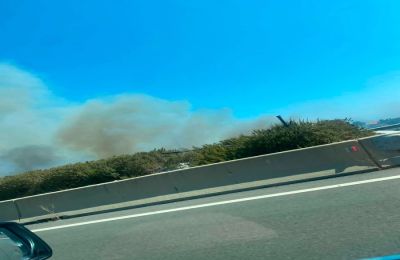 Η πυρκαγιά βρίσκεται σε ξηρά χόρτα και και άγρια βλάστιση.