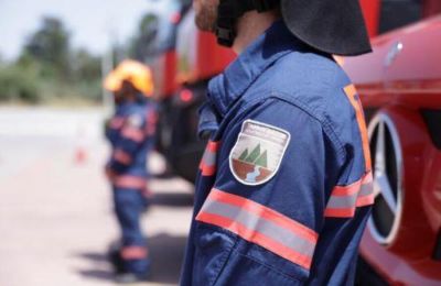 Για την κατάσβεση της πυρκαγιάς επιχείρησε ένα πυροσβεστικό όχημα του Τμήματος Δασών.