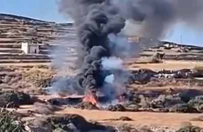 Ανεπιβεβαίωτες πληροφορίες κάνουν λόγο για τρία άτομα στο ελικόπτερο.