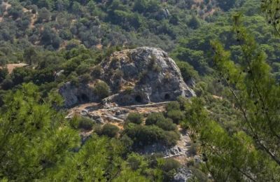 Η σπηλιά στην περιοχή της Μπορνόβα που η τοπική παράδοση συνδέει με τον Όμηρο και τη σύνθεση των επών του.