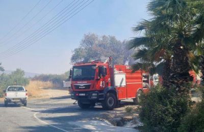 Η φωτιά ξέσπασε λίγο μετά τα μεσάνυχτα σε ανοικτό χώρο και τέθηκε υπό έλεγχο μέσα σε λίγα λεπτά.