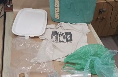 Κάνναβη, χρήματα και εξοπλισμός εντοπίστηκαν σε οικία, όχημα και χωράφι, ενώ τραυματίστηκε μέλος της ΥΚΑΝ.