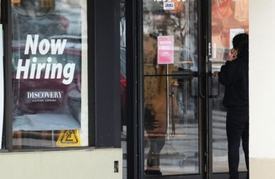 Η άλλοτε πρότυπη οικονομία δοκιμάζεται από τη συρρίκνωση της βιομηχανίας, τη γήρανση του εργατικού δυναμικού και τα επίμονα ελλείμματα.