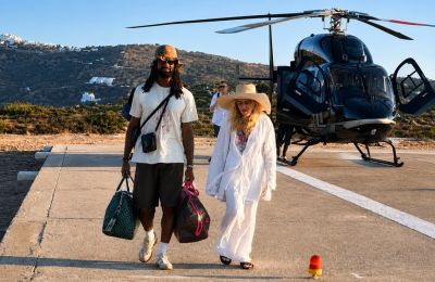 Η σταρ επισκέφθηκε τη Μονή και το Σπήλαιο της Αποκάλυψης, δηλώνοντας εντυπωσιασμένη από το νησί.